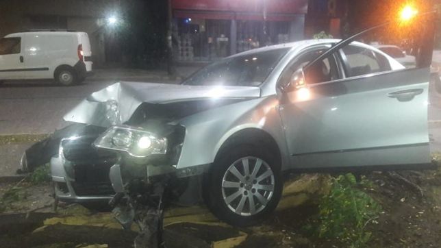 choque y milagro en la plata: se subio a la vereda y lo freno un arbol