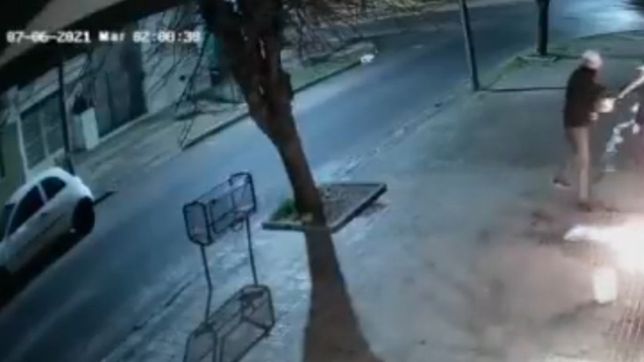 video: con alcohol y goma espuma, asi incendiaron el frente de un edificio de la plata