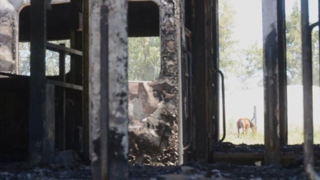 asi quedaron por dentro los vagones quemados detras del hipodromo de la plata