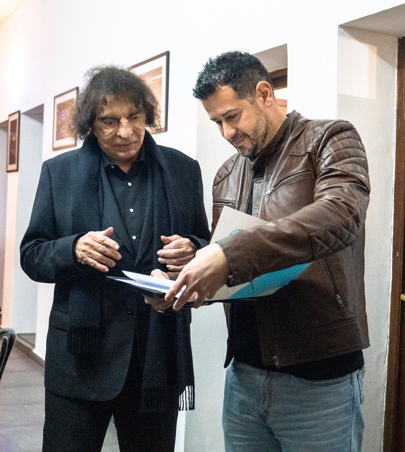 El presidente del Concejo Deliberante, Marcelo Galland, le entregó el reconocimiento a Alejandro Dolina en la previa del show