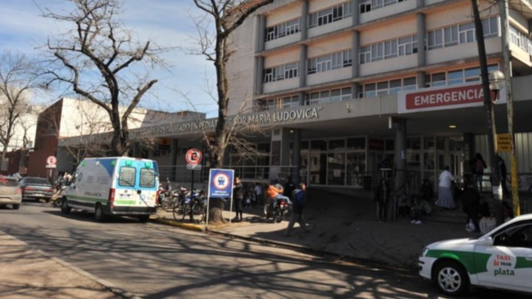 Ladrones tiraron a un bebé al piso mientras huían de la policía y casi lo atropellan