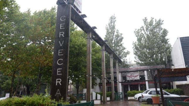 trabajadores de falkner venderan pizzas, cervezas y papas en el patio de la cerveceria