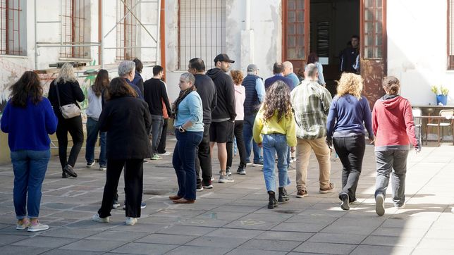 fue a votar a una escuela de los hornos con su hijo con discapacidad y lo golpearon