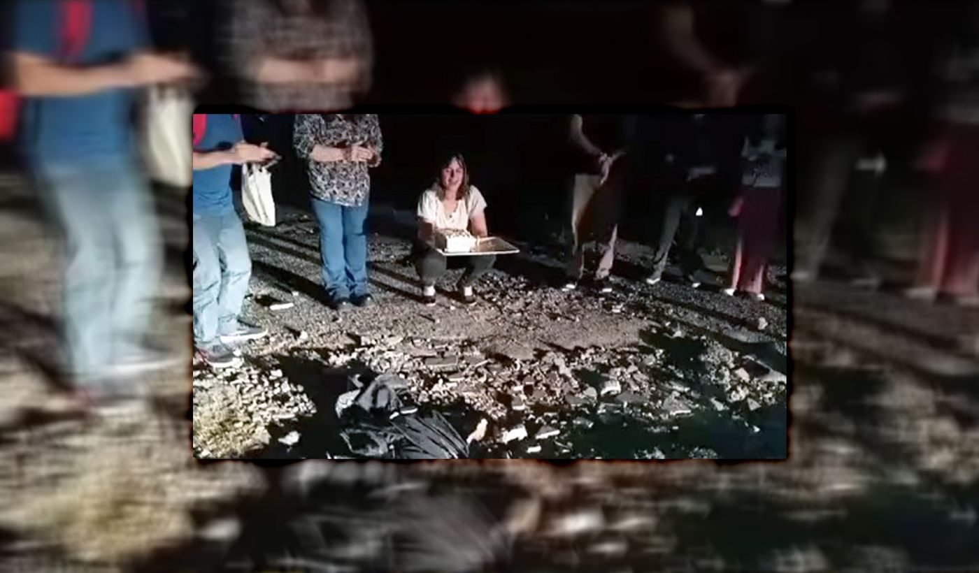 Video: vecinos de La Plata le cantaron el feliz cumpleaños a un bache que  se formó hace 3 años