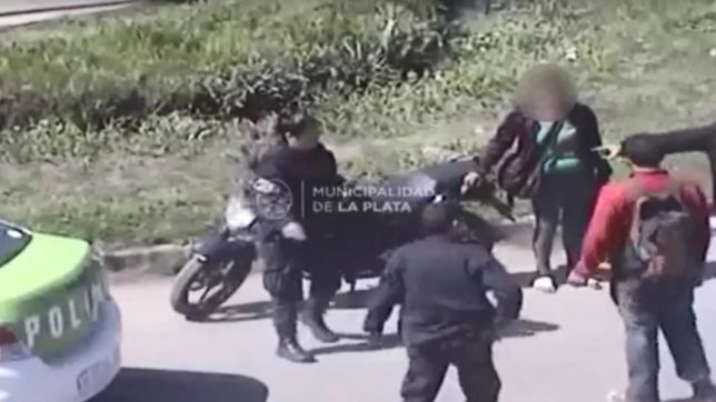 ataco a su pareja en plena calle, lo vieron por las camaras y termino preso