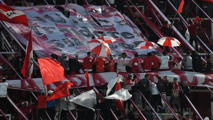 Un hincha de Estudiantes jugó con fuego desde la tribuna