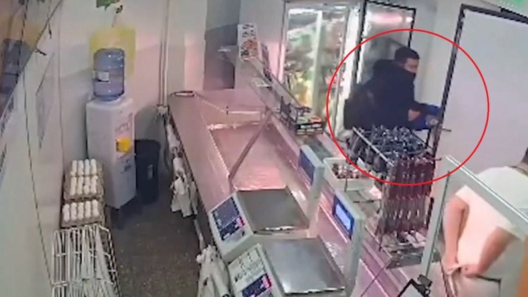 VIDEO: Violento robo con armas en una conocida pollajería en pleno centro de La Plata
