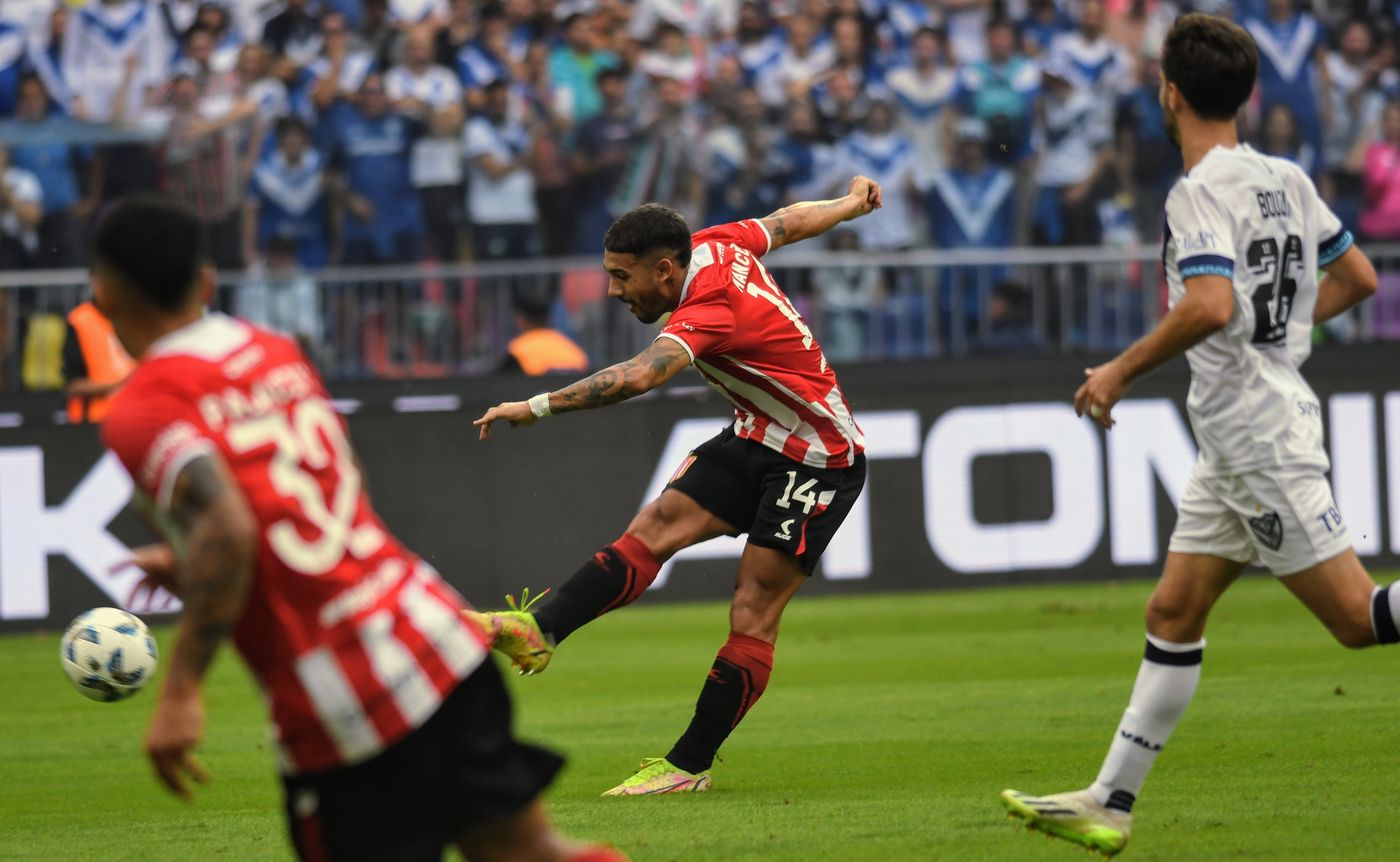 Velez Estudiantes Mancuso remate gol.JPG