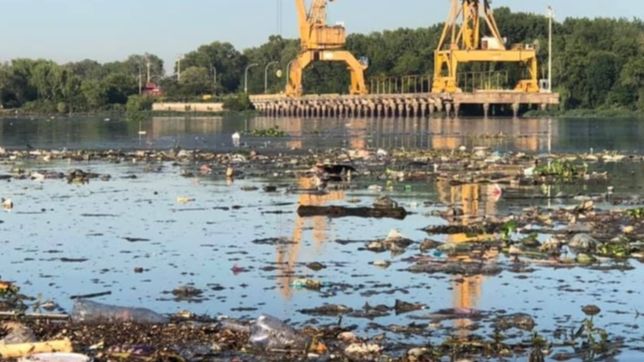 salio en kayak, recorrio el rio santiago y grabo la increible contaminacion en el agua