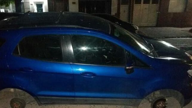 fue a tomar una cerveza al centro de la plata y le robaron las ruedas del auto