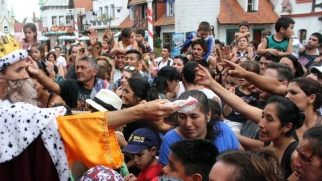 los reyes magos llegan a la plata acompanados de circo, musica y cargando regalos