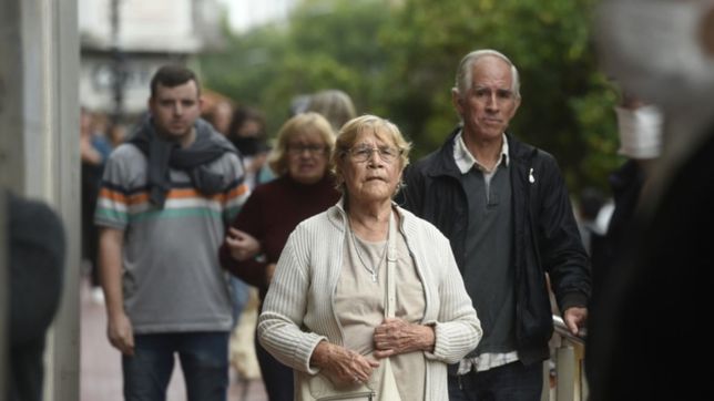 la provincia analiza otorgar un bono a los jubilados del ips
