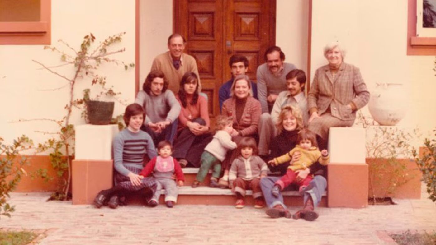 La familia Moura-Oliva en City Bell. A la izquierda Federico Moura, con pelo largo. A la derecha, en la fila del medio, Jorge, de bigotes, desaparecido durante la ultima dictadura militar.
