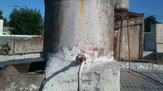 un preso se fugo en un traslado y los encontraron nueve dias despues en un tanque de agua