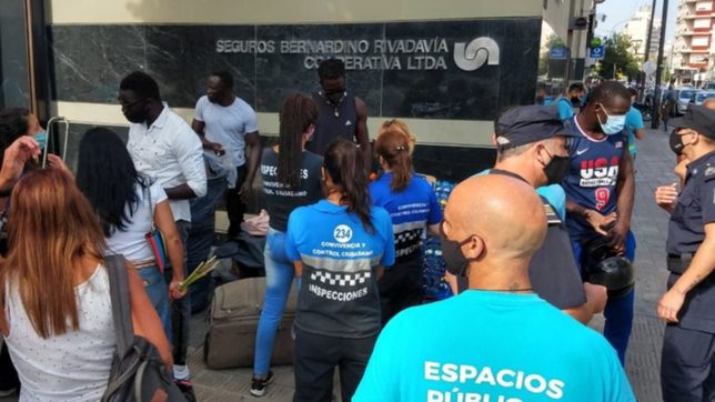 crece la pelea por la inaccion policial durante los violentos incidentes con ambulantes