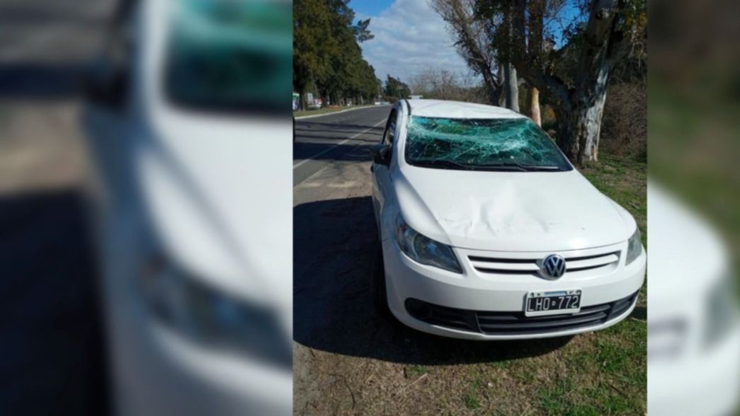 Tremendo choque y vuelco entre un camión y un auto en la región