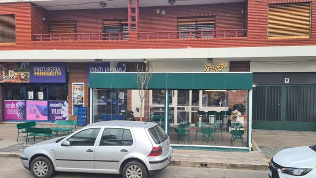 Delincuentes armados asaltaron una cafetería de La Plata y escaparon con el auto del dueño
