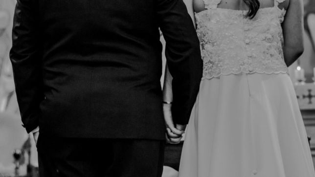 llevo su vestido de novia a una tintoreria pero se equivocaron y le dieron otro