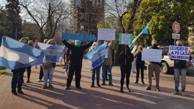 duenos de viviendas en la costa se manifestaron en la plata: ?pedimos ir a nuestras casas?