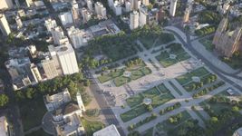 brutal ataque en plaza moreno: golpean a dos chicos y a uno lo dejan descalzo tras robarle brutal ataque en plaza moreno: golpean a dos chicos y a uno lo dejan descalzo tras robarle