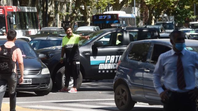 manifestantes cortan 12 frente a la municipalidad y el transito es un caos en la plata