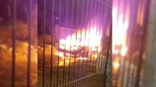 video: prendieron fuego un auto en villa elvira y los vecinos reclaman mas seguridad
