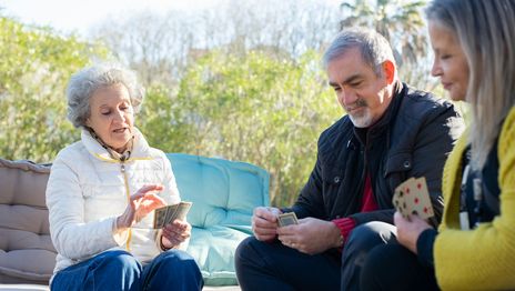 La vejez y la salud mental: No dejamos de jugar porque envejecemos; envejecemos porque dejamos de jugar