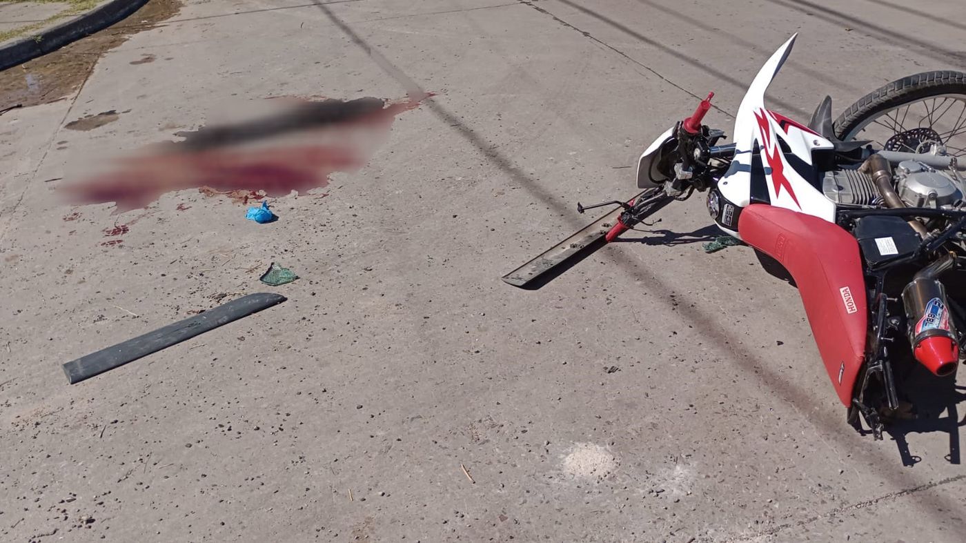 La moto en la que viajaba el joven accidentado en La Plata La moto en la que viajaba el joven accidentado en La Plata