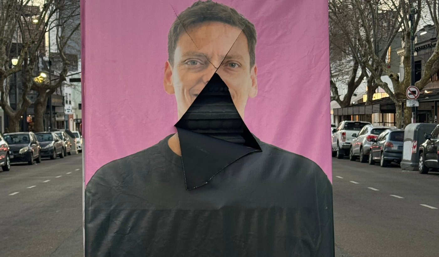 Daño en cartel de Pablo Nicoletti