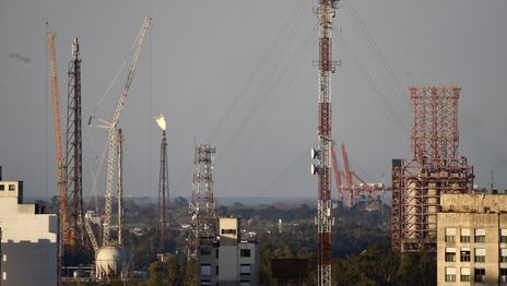 Antenas vista aereas petroquimica YPF puerto La plata .jpg