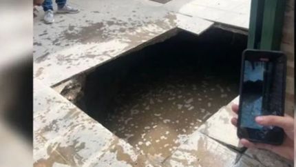 Se hundió el piso de una escuela y cinco chicos cayeron en la cámara séptica