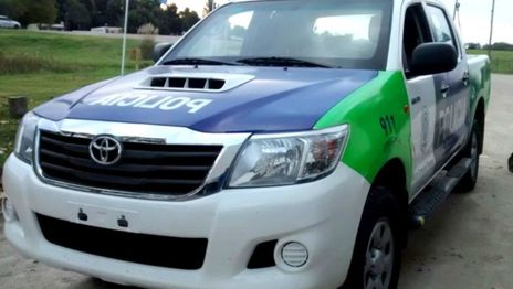 Le tiró una pava con agua hirviendo a su hijastra y golpeó a su pareja: lo detuvieron