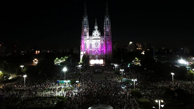 la catedral volvio a lucir iluminada y recupero el sonido de su campanario