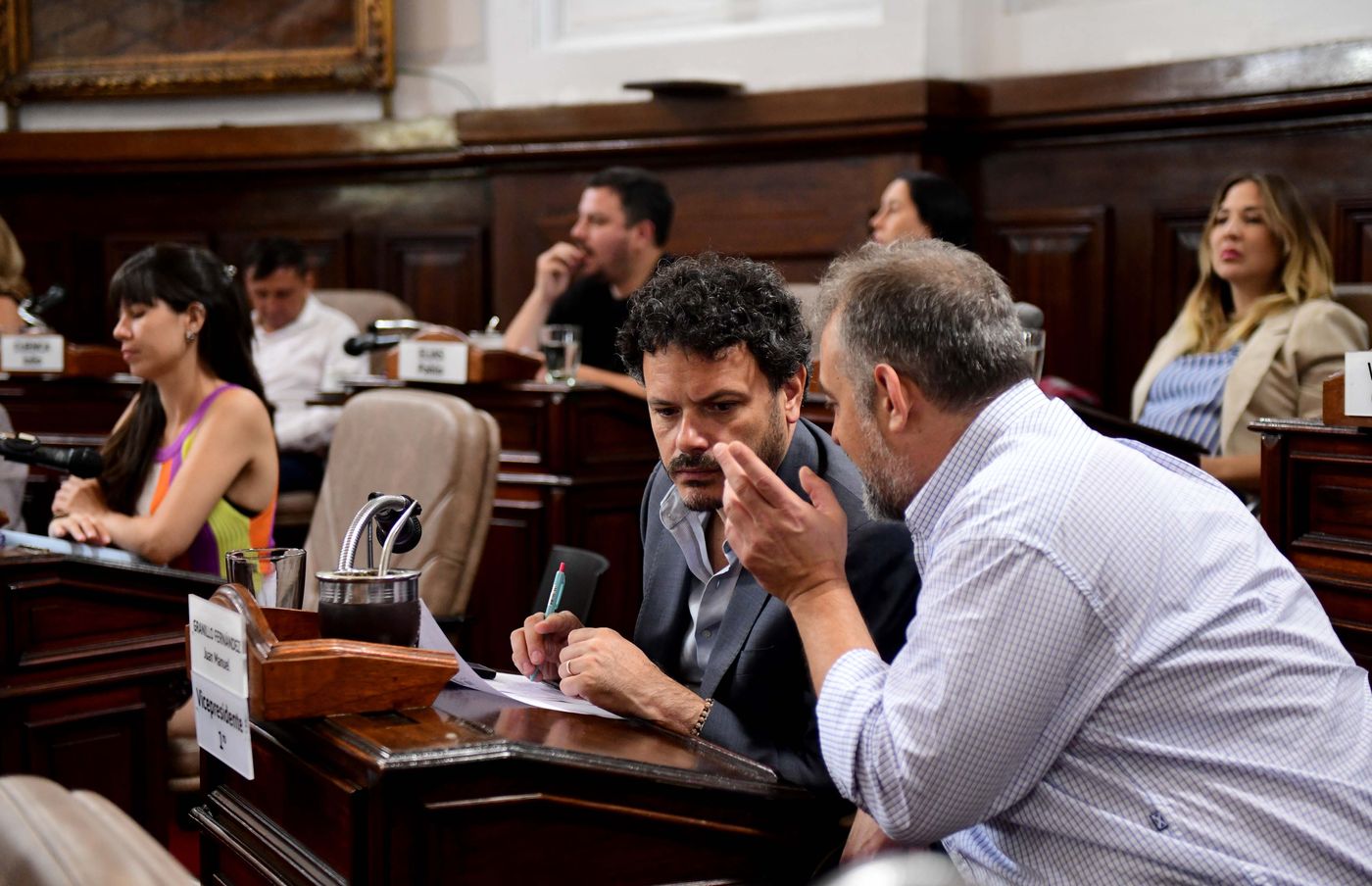 El concejal de UxP, Juan Granillo Fern&aacute;ndez, junto a su mayor contribuyente, en la sesi&oacute;n en que se aprobaron las tasas 2025.