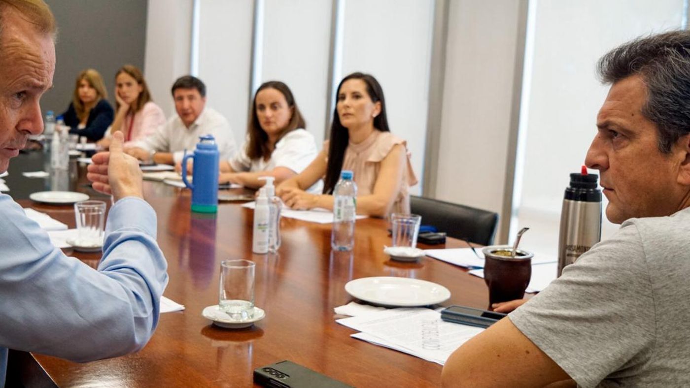 Junto a legisladores nacionales de Unión por la Patria, Sergio Massa rechazó el DNU de Javier Milei.
