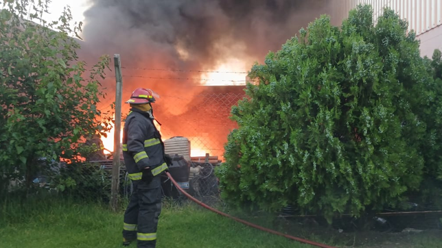 un voraz incendio en una fabrica de la plata desato una enorme columna de humo negro