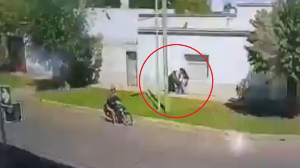 VIDEO: Una vecina de La Plata sufrió el ataque relámpago de dos ladrones en plena calle