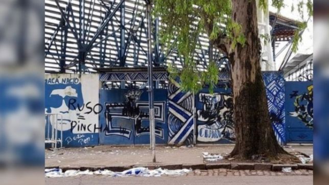 bronca en gimnasia: pintadas y escraches de estudiantes en las paredes del bosque