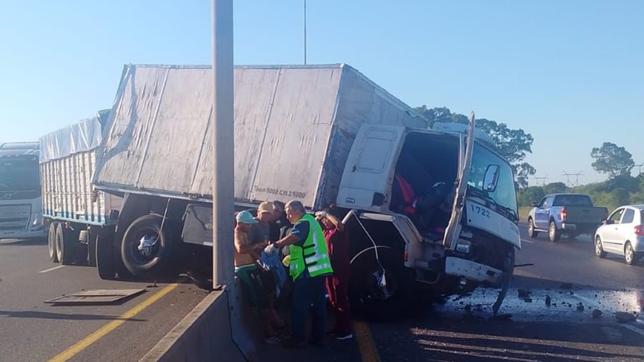 un camion se cruzo de carril en la autopista y demoro el transito