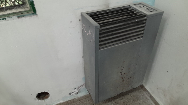 en una escuela de la plata cada vez son menos chicos por las bajas temperaturas y preparan una masiva sentada