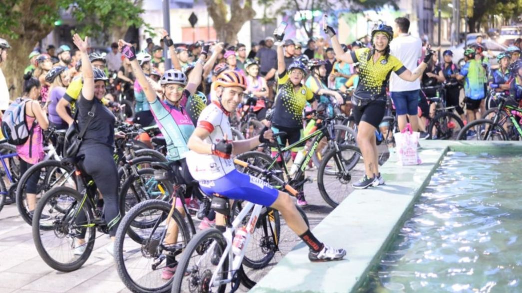 Cientos de platenses participaron de la bicicleteada por el cumpleaños 140 de la ciudad