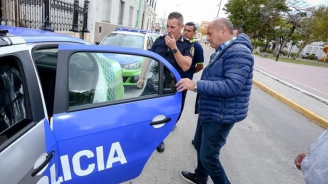 secco se canso de esperar y salio a comprar patrulleros para combatir la inseguridad en ensenada