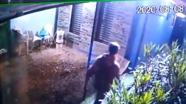 video: se metio a robar en una casa, quedo filmado y se fue caminando