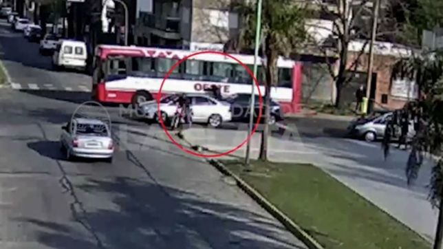 video: un motociclista quedo atrapado entre un micro y un auto en la plata
