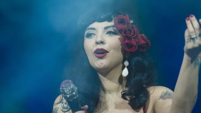 el matriarcado llega a la plata: mon laferte se aduena del coliseo podesta en la plata