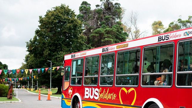 el bus solidario de la plata cerrara su campana de recoleccion de abrigos en la republica de los ninos