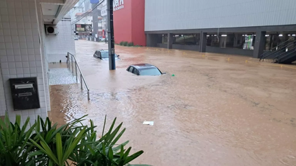Las lluvias causaron inundaciones en Florianópolis y cientos de argentinos se vieron afectados