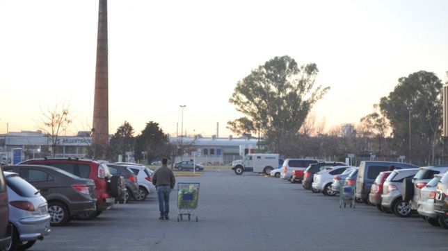 se robaron un auto en el estacionamiento del walmart y terminaron escapando