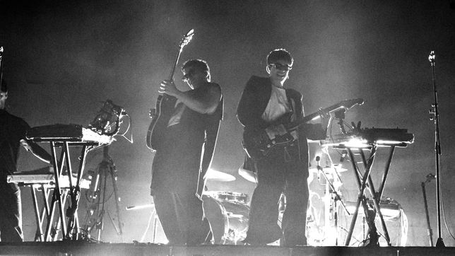 peces raros abre el fuego en el regreso de the chemical brothers