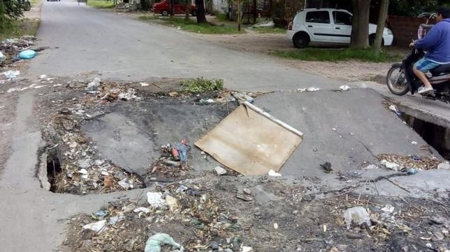el tremendo agujero que se formo en un puente que cruza un arroyo de los hornos